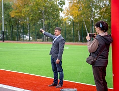 «Умную» спортивную площадку в Благовещенске открыли зарядкой и состязаниями