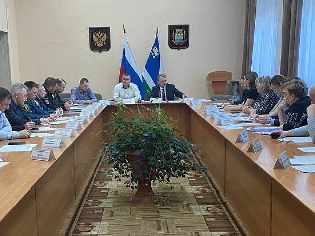 В Благовещенске прошла внеочередная КЧС по ситуации с домом по Новой, 2