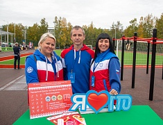 «Умную» спортивную площадку в Благовещенске открыли зарядкой и состязаниями