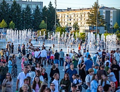 Почти 1200 благовещенских выпускников прошли в торжественном шествии по центру Благовещенска 