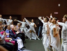 Мэр города Олег Имамеев поздравил благовещенский ансамбль "Ровесники" с 57-летием