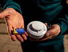 Сотрудники ГОЧС раздают пожарные извещатели