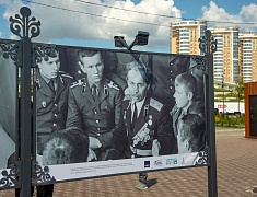 На набережной Амура в Благовещенске открыли фотовыставку ТАСС в честь юбилея города