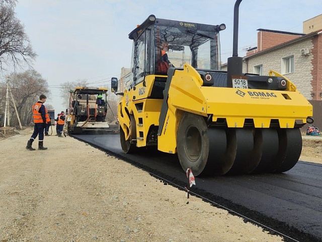 В Благовещенске дорожники начали укладывать асфальт на улице Тенистая