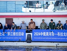 Главы Хэйхэ и Благовещенска возложили цветы на пограничной реке