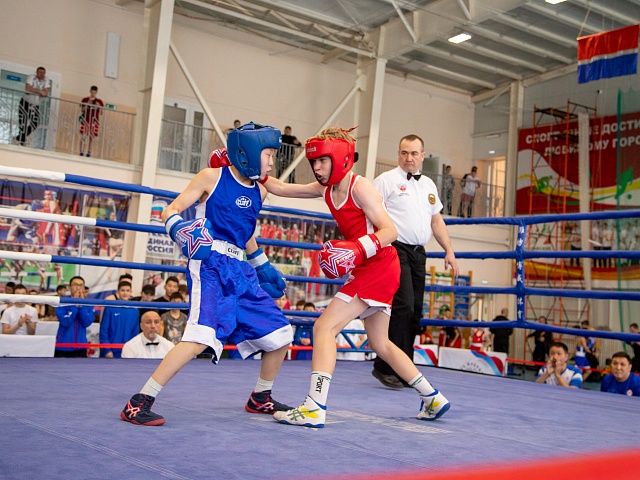 В спорткомплексе «Юность» стартовали соревнования по боксу среди юношей 13-14 лет