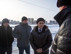 Темпы работ по возведению берегоукрепления Амура и Зеи оценили мэр амурской столицы Олег Имамеев