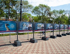 Мэр Благовещенска в День России вручил паспорта 13 юным благовещенцам