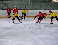 В Благовещенске провели турнир по хоккею с мячом в память об участнике спецоперации