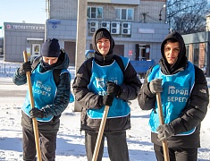 Благовещенские студенты почистили тротуары возле медучреждений