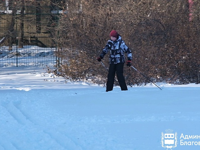 По поручению Олега Имаеева практически на всех пришкольных стадионах города оборудуют общедоступные лыжные трассы