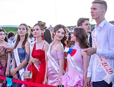 Почти 1200 благовещенских выпускников прошли в торжественном шествии по центру Благовещенска 