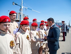 В амурской столице в преддверии Дня Победы подняли Копию Знамени Победы