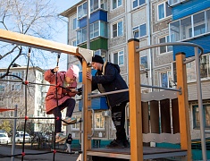 В Благовещенске межведомственная комиссия проверяет «самочувствие» детских площадок