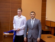 Городские школьники получили первые паспорта из рук мэра Олега Имамеева