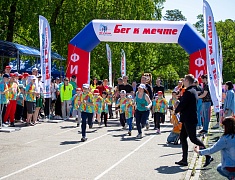 Забег «Я могу» собрал на стадионе «Юность» сотню ребят с ограниченными возможностями здоровья