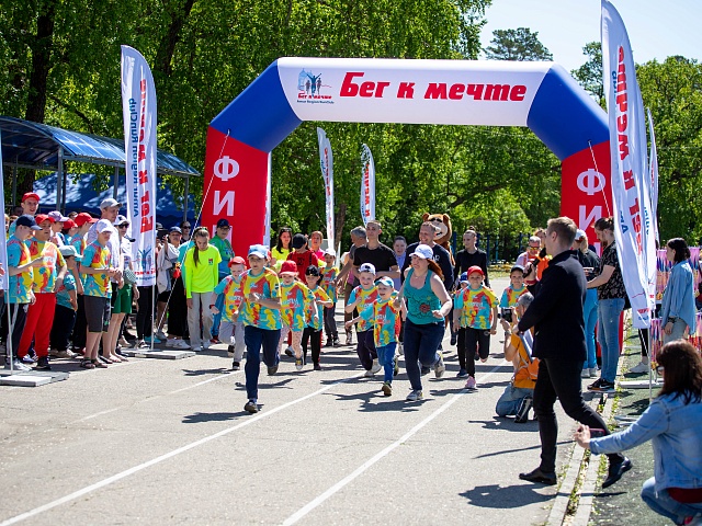 Забег «Я могу» собрал на стадионе «Юность» сотню ребят с ограниченными возможностями здоровья