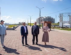 На набережной Амура в Благовещенске открыли фотовыставку ТАСС в честь юбилея города
