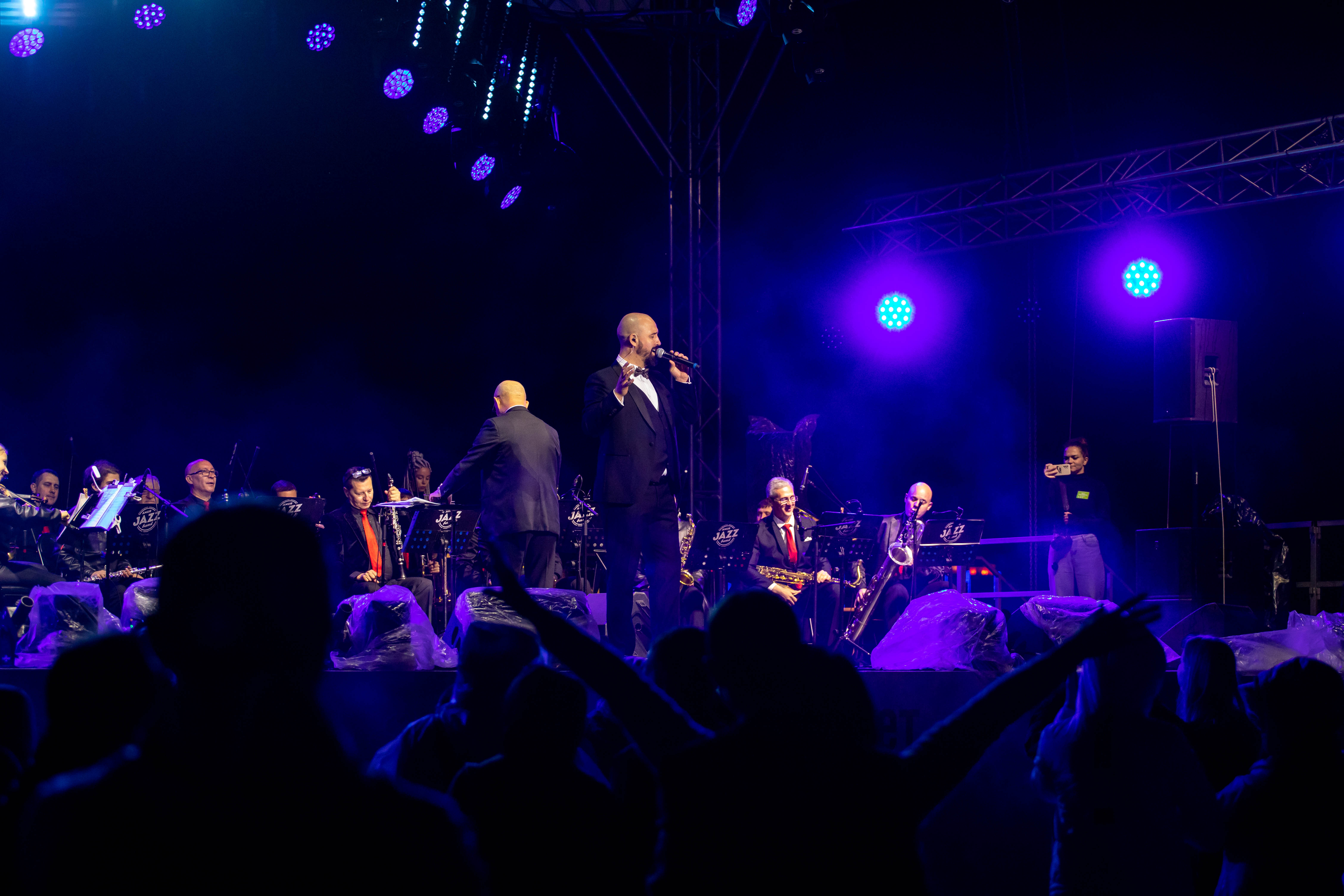 С днём рождения Благовещенск поздравили солист музыкального театра «Геликон-опера» Дмитрий Янковский и оркестр «АмурДжазБэнд»