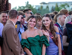 Почти 1200 благовещенских выпускников прошли в торжественном шествии по центру Благовещенска 