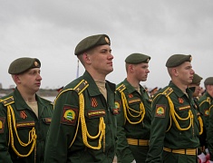 В честь Дня Победы в Благовещенске развернули знамя Победы