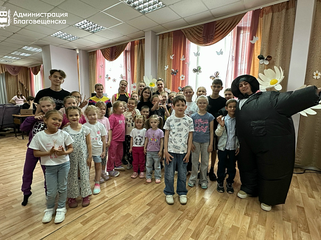 Благовещенские циркачи порадовали концертом детей городской больницы
