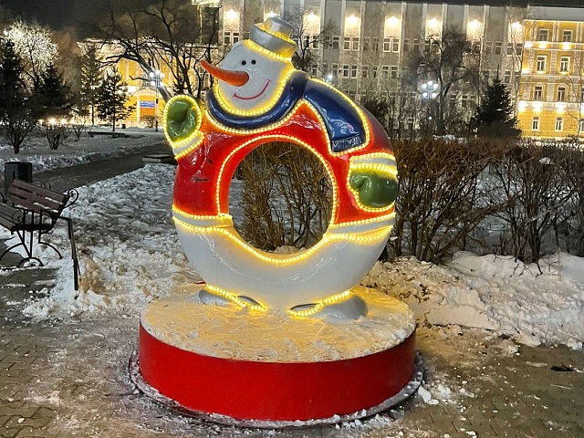 Благовещенские улицы «одевают» в новогоднее убранство