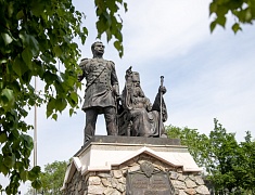 В Благовещенске прошли торжественные церемонии у памятников основателям города