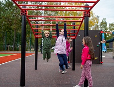 «Умную» спортивную площадку в Благовещенске открыли зарядкой и состязаниями