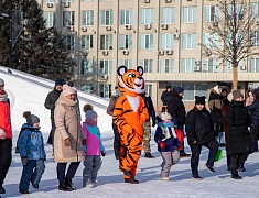 Театрализованная игровая программа для всей семьи "Рождество по-русски" прошла на центральной площади Благовещенска