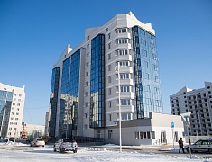 Дмитрий Гумиров вручил ключи от благоустроенных квартир первым новосёлам 