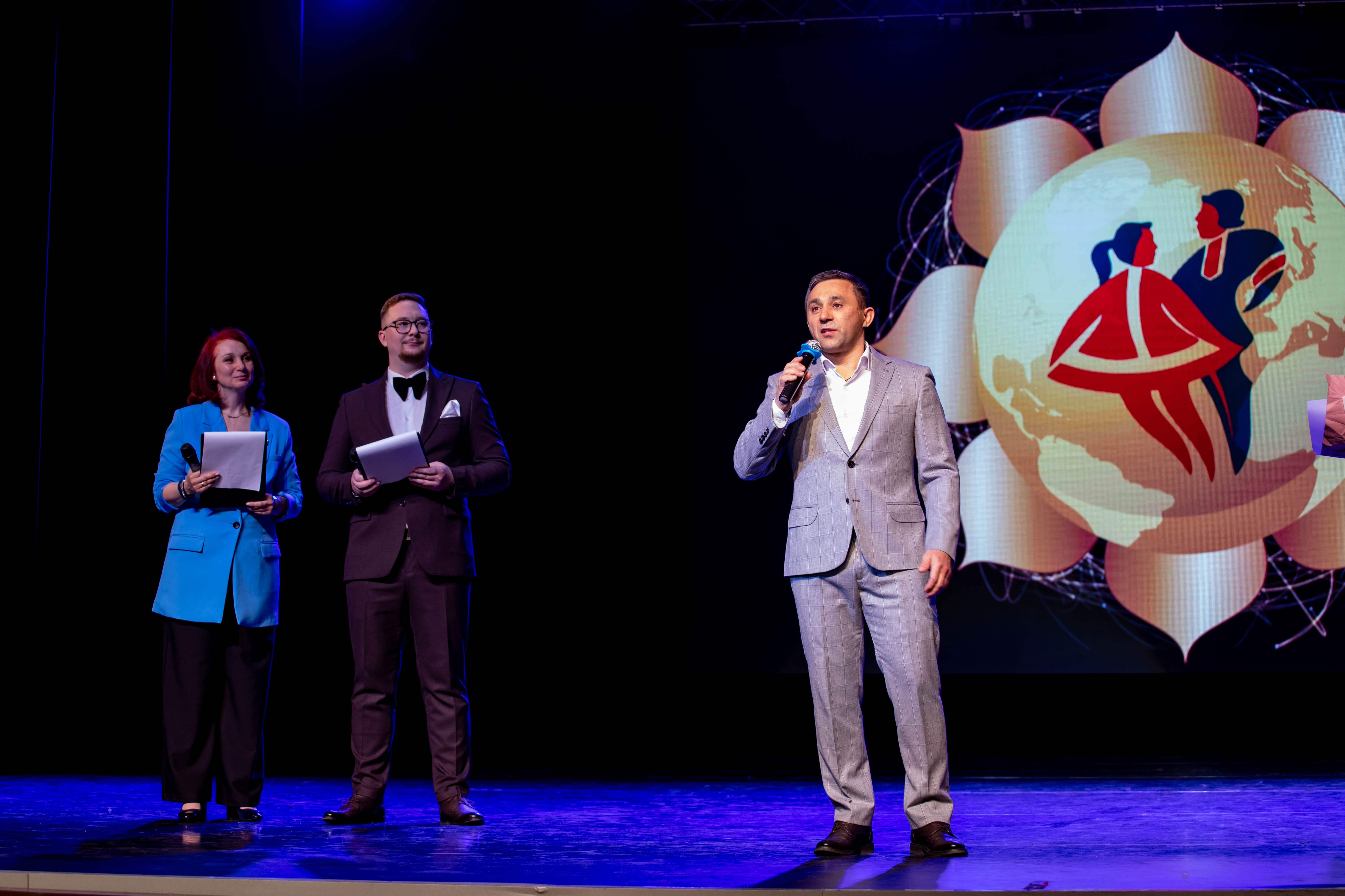 Мэр города Олег Имамеев поздравил благовещенский ансамбль "Ровесники" с 57-летием