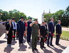 Цветы в память о подвиге советских солдат возложили в Благовещенске