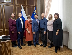 Мэр Олег Имамеев наградил победителей конкурса "Снежная открытка 2022" 