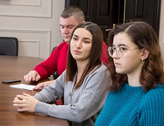 Мэр Олег Имамеев наградил благовещенок, спасших несколько человеческих жизней
