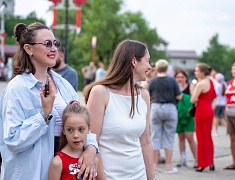 В парке Дружбы прошел первый семейный фестиваль для любителей ловли