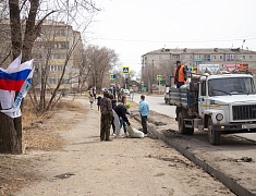 Мэр Благовещенска Олег Имамеев вместе с фан-клубом города очистил еще одну городскую территорию
