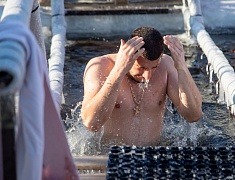  Благовещенцы окунулись в прорубь на Крещение