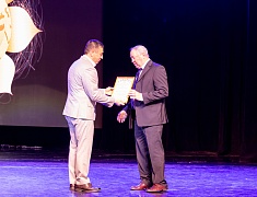 Мэр города Олег Имамеев поздравил благовещенский ансамбль "Ровесники" с 57-летием