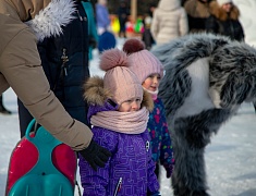 Театрализованная игровая программа для всей семьи "Рождество по-русски" прошла на центральной площади Благовещенска