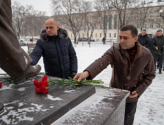 В День Героев России мэр Олег Имамеев и городские депутаты возложили цветы к памятнику Юрию Кузнецова