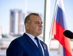 Главы Хэйхэ и Благовещенска возложили цветы на пограничной реке