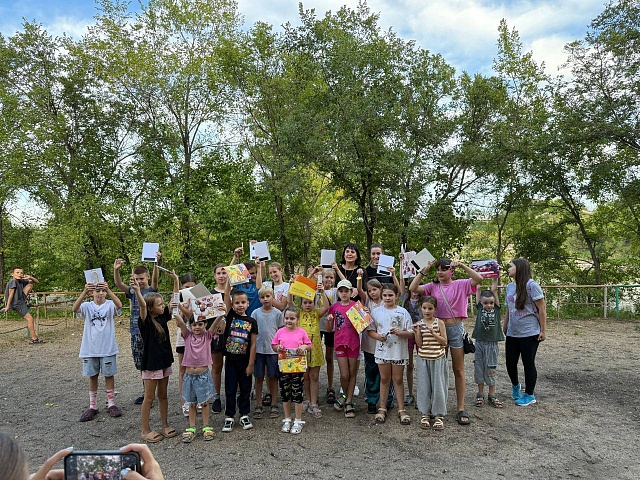 «До свидания, лето!»: депутаты гордумы устроили яркие проводы тёплого сезона для юных горожан