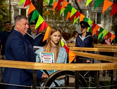 В амурской столице праздничной программой открыли сквер водников