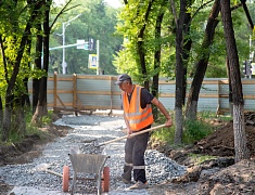 Ход работ в Ломоносовском сквере проинспектировал мэр Благовещенска Олег Имамеев