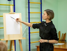 В Амурском медколледже прошел мастер-класс по рисованию для участников проекта «Целебная магия цвета»