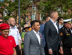 Мэр Благовещенска в День России вручил паспорта 13 юным благовещенцам