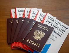 Городские школьники получили первые паспорта из рук мэра Олега Имамеева