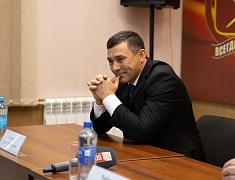 Мэр Благовещенска Олег Имамеев вручил кубок наставника месяца Виктору Ныркову