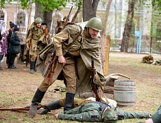 Реконструкцию боя Великой Отечественной войны показали гостям Городского парка в День Победы